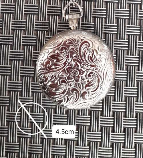 Locket Pendant and Chain (+free shipping)